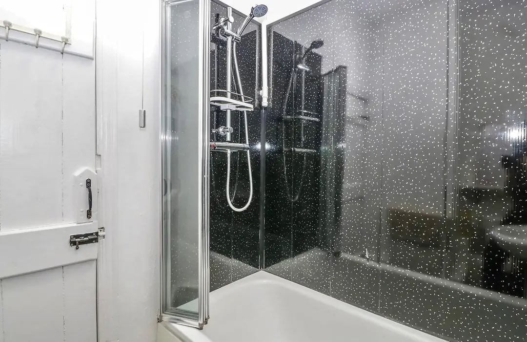 Homely Haven: Spacious 4-Bedroom with Free Parking & Fast Wi-Fi-1
