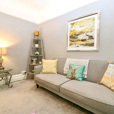 Homely Haven: Spacious 4-Bedroom with Free Parking & Fast Wi-Fi-3