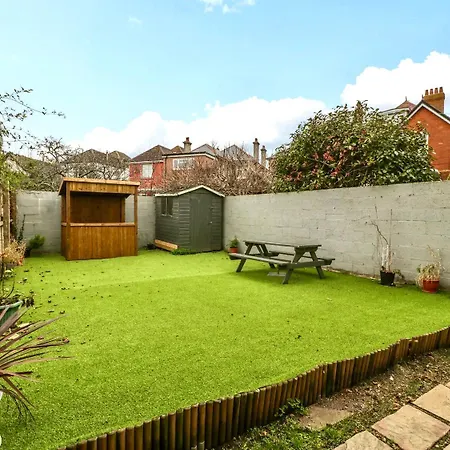 Homely Haven: Spacious 4-Bedroom with Free Parking & Fast Wi-Fi-2